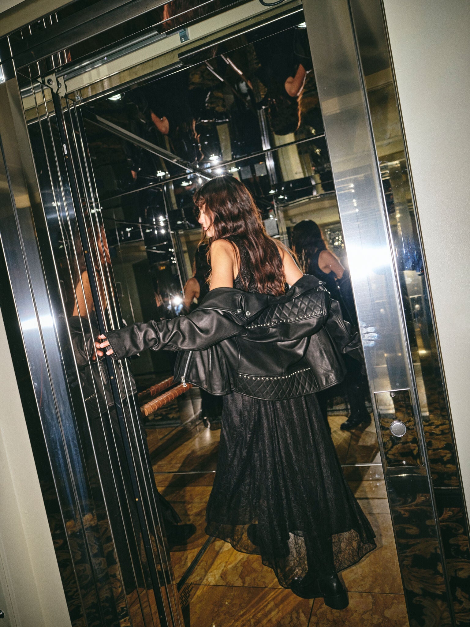 Modelshot / Black / Detail